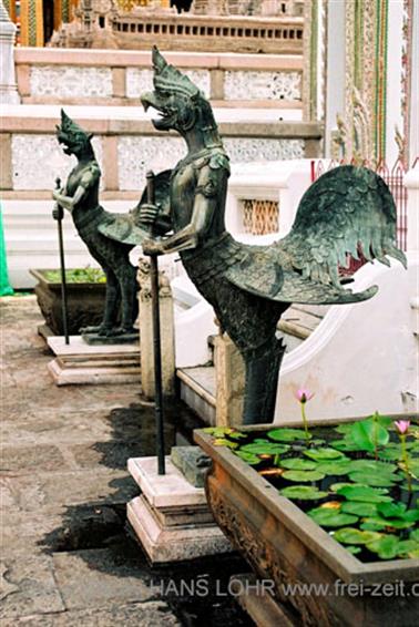 03 Thailand 2002 F1050002 Bangkok Tempelwächter_478